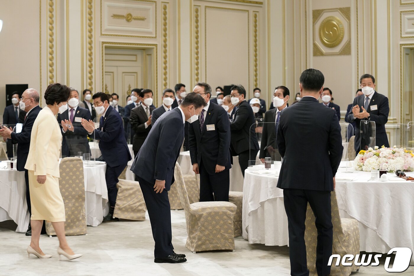 본문 이미지 - 문재인 대통령과 부인 김정숙 여사가 청와대 영빈관에서 열린 국가유공자 및 보훈가족 초청 오찬에 참석하며 인사하고 있다. 2021.6.24/뉴스1 ⓒ News1 이광호 기자