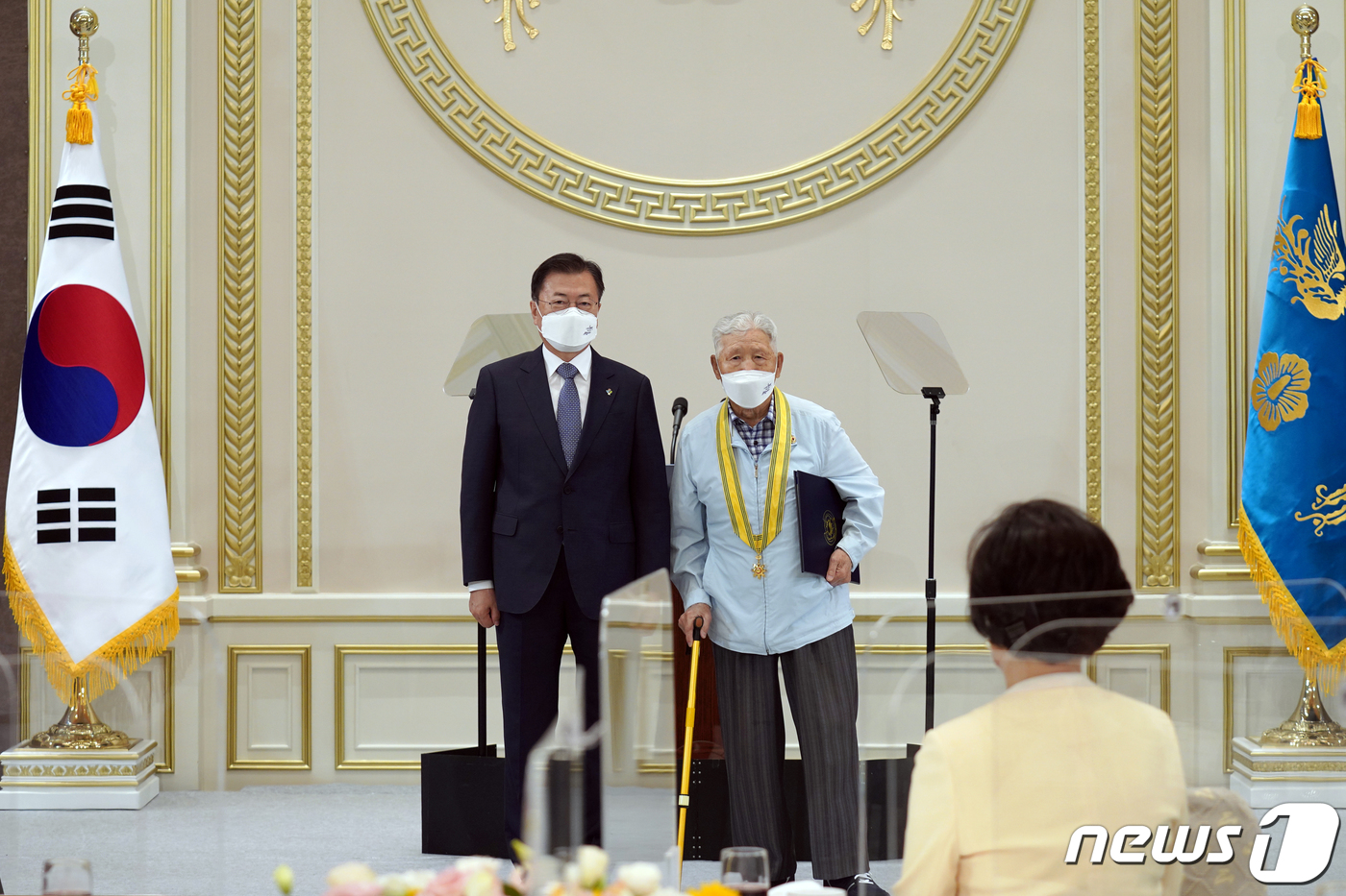 문대통령, 국민훈장 동백장 수여 - 뉴스1