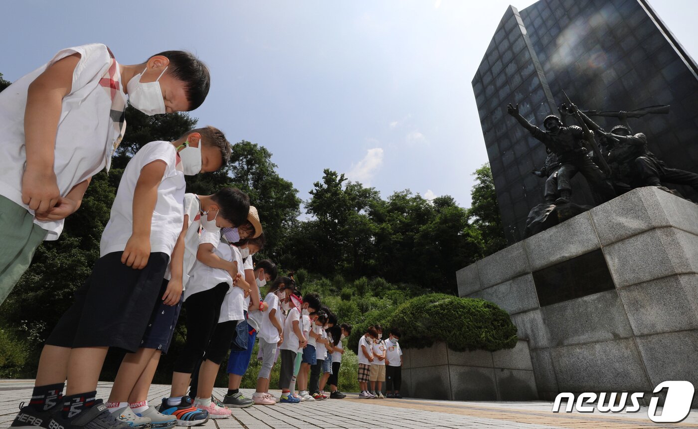 본문 이미지 - 6.25전쟁 71주년을 하루 앞둔 24일 오전 경기도 오산시 오산유엔군초전기념비에서 현장학습을 나온 아이들이 호국영령의 넋을 기리며 묵념을 하고 있다.  김영운 기자
