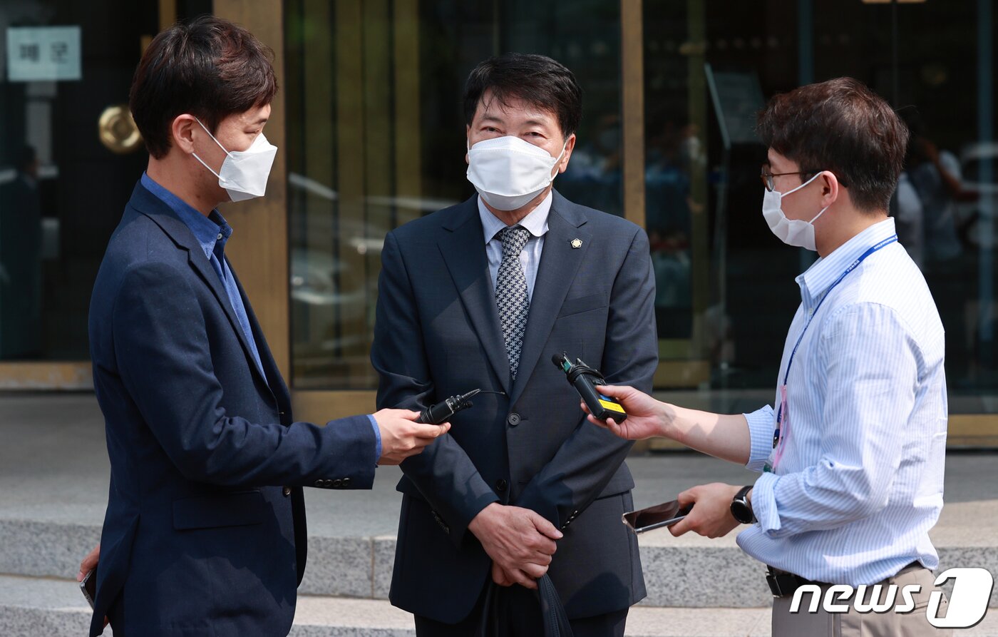 본문 이미지 - 윤석열 전 검찰총장 측 대리인 손경식 변호사가 지난 24일 오후 종로구 헌법재판소에서 열린 위헌법률심판 사건 선고를 마친 뒤 입장을 밝히고 있다. ⓒ News1 안은나 기자