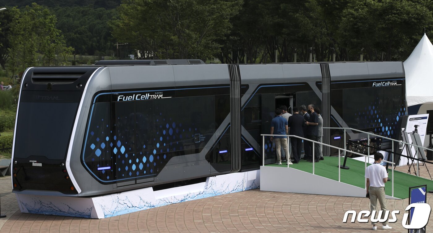 본문 이미지 - 울산 태화강국가정원 만남의 광장에 전시된 수소트램 콘셉트 차량 모습 2021.6.24/뉴스1 ⓒ News1 윤일지 기자