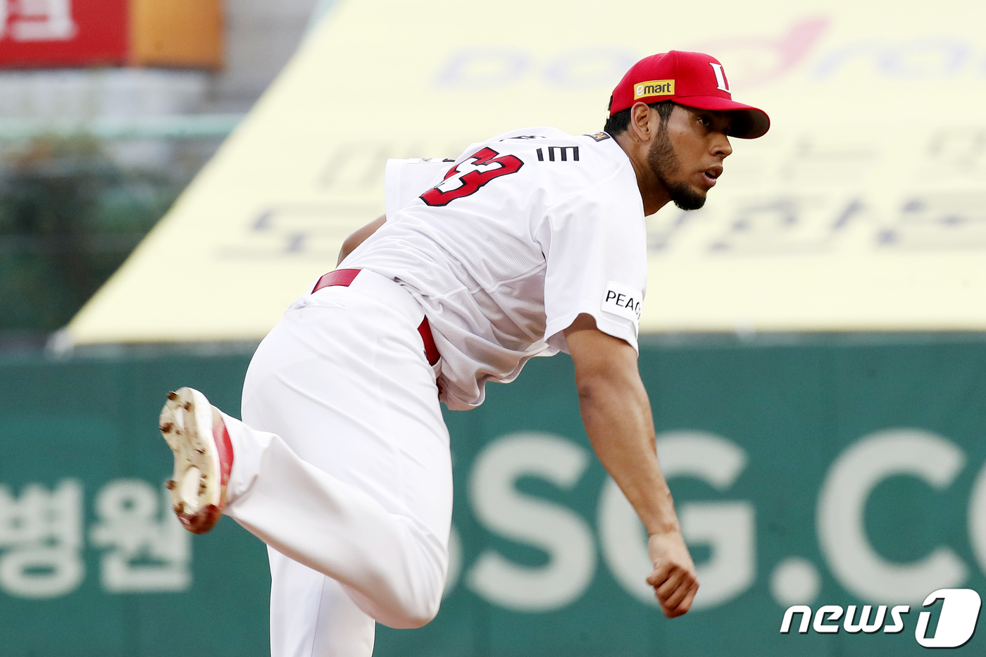 (인천=뉴스1) 이승배 기자 = 24일 오후 인천 미추홀구 문학동 SSG 랜더스필드(문학야구장)에서 열린 프로야구 '2021 KBO리그 SSG 랜더스와 LG 트윈스의 경기에서 SS …