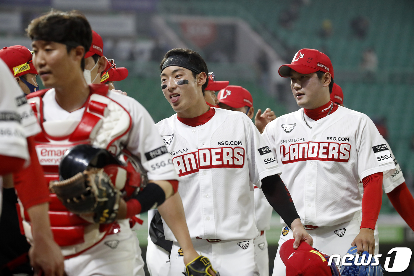 (인천=뉴스1) 이승배 기자 = 24일 오후 인천 미추홀구 문학동 SSG 랜더스필드에서 열린 프로야구 '2021 KBO리그 SSG 랜더스와 LG 트윈스의 경기에서 8대5로 승리한 …