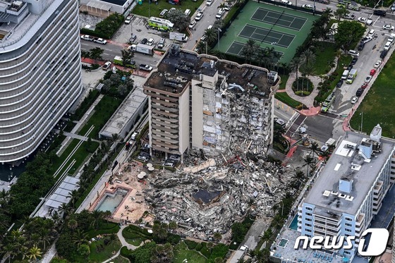 美 12층 아파트 붕괴…99명 행방불명