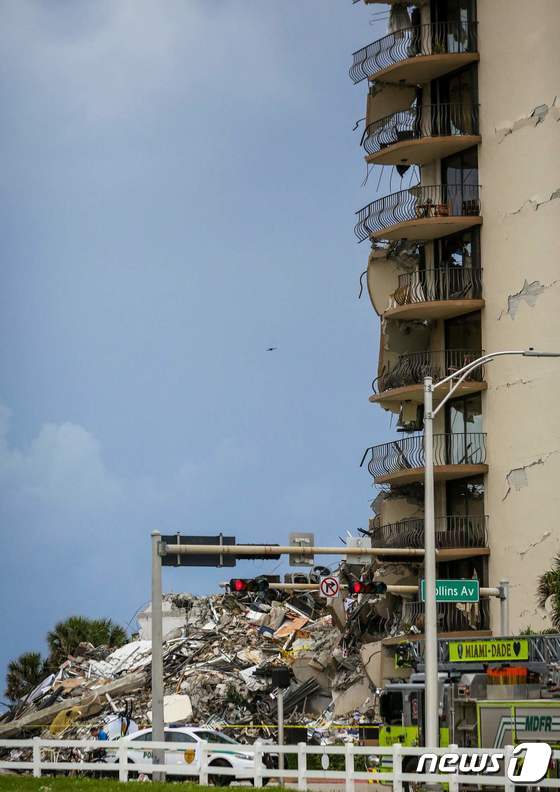 [사진] 폭격 맞은 듯 너덜너덜한 마이애미 콘도 건물