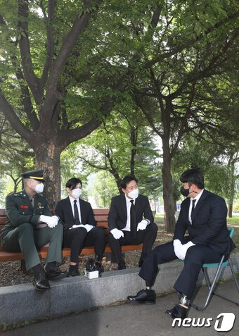 본문 이미지 - 오세훈 서울시장이 6.25전쟁 제71주년인 25일 서울 동작구 국립서울현충원 참배를 마친 후 북한 목함지뢰로 두 다리를 잃은 하재헌 예비역 중사 등 청년유공자들과 대화를 나누고 있다. 2021.6.25/뉴스1 ⓒ News1 신웅수 기자