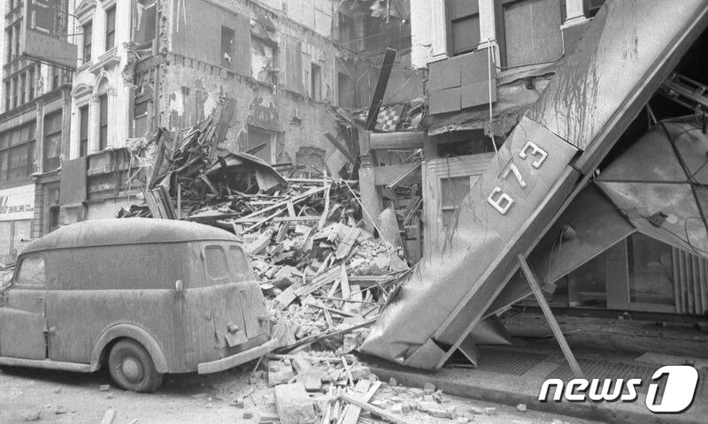 본문 이미지 - 대학가 호텔 건물이 무너졌다. ⓒ 뉴스1 (뉴욕데일리뉴스 갈무리)