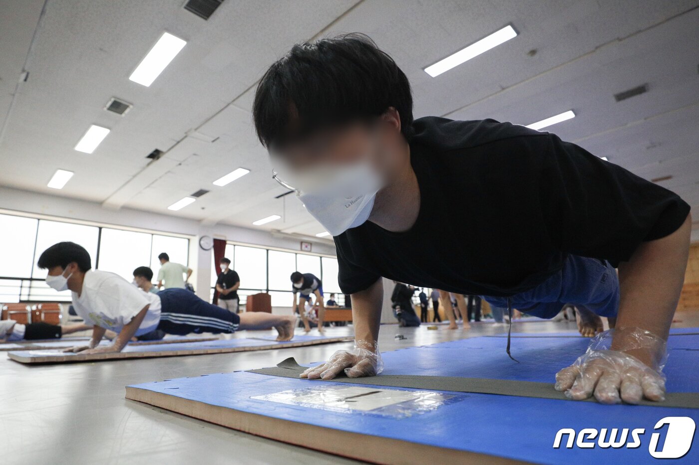 본문 이미지 - 25일 오후 서울 중구 서울경찰청 기동본부에서 열린 마지막 의무경찰 선발시험에서 응시생들이 체력검사를 하고 있다. 의무경찰 선발시험은 82년에 제1차 시험이 실시된 후 40여년간 총 378회를 실시, 212만여명이 지원해 49만여명을 선발했다. 이번 선발된 인원은 의무경찰이 최종 폐지되는 23년 5월에 전역할 예정이다.  성동훈 기자