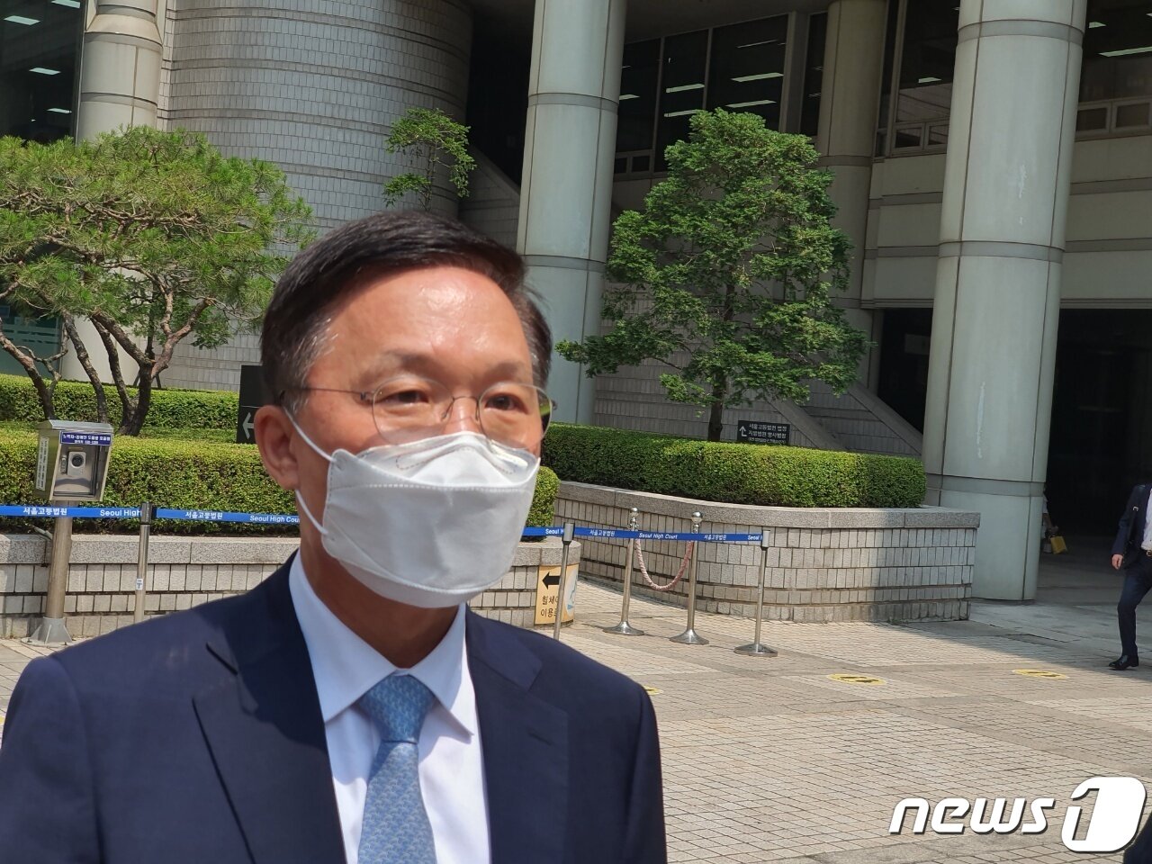 본문 이미지 - SK브로드밴드 측의 소송대리인인 강신섭 변호사(법무법인 세종)가 선고 이후 취재진들과 인터뷰하고 있다. 2021.06.25./뉴스1 ⓒ News1 김정현 기자