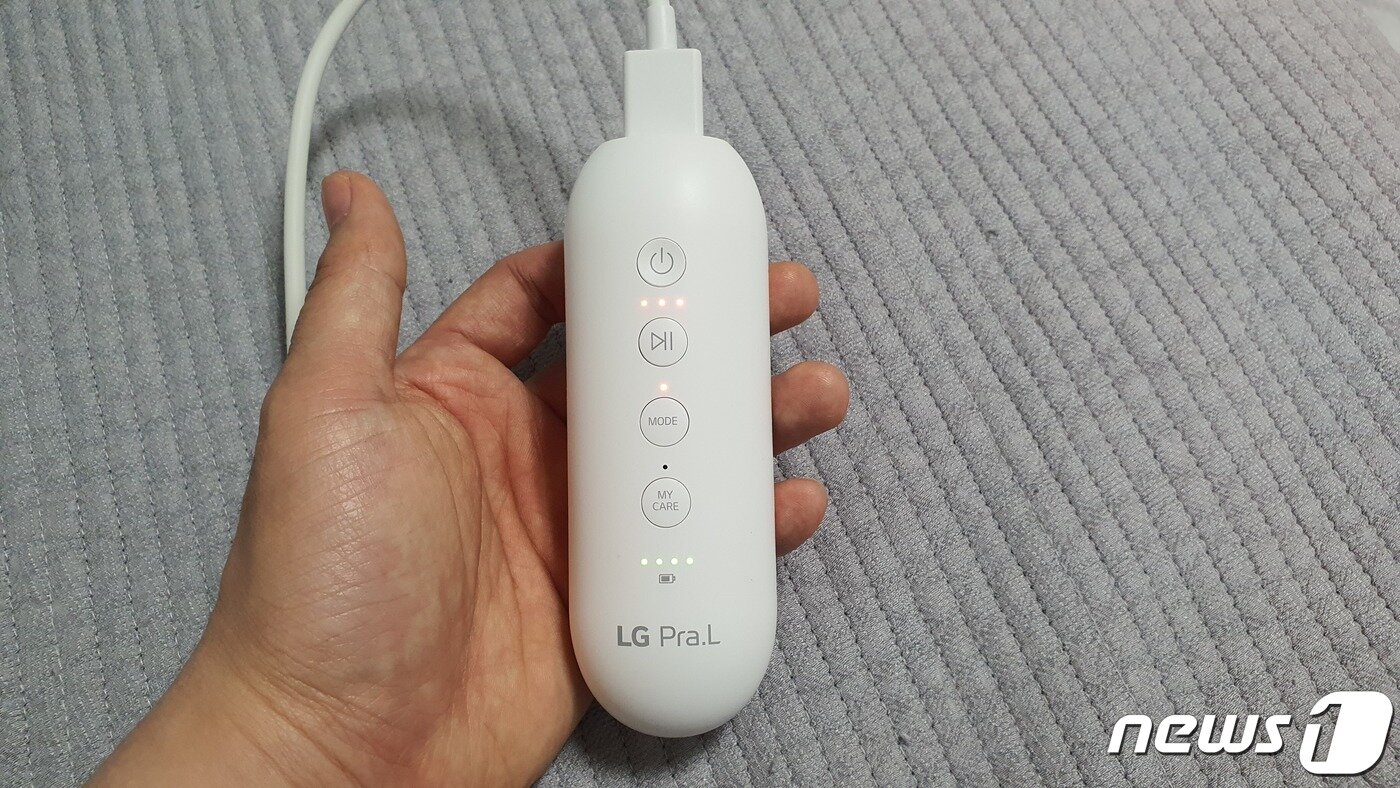 본문 이미지 - LG 프라엘 메디헤어의 컨트롤러 모습. ⓒ News1 정상훈 기자