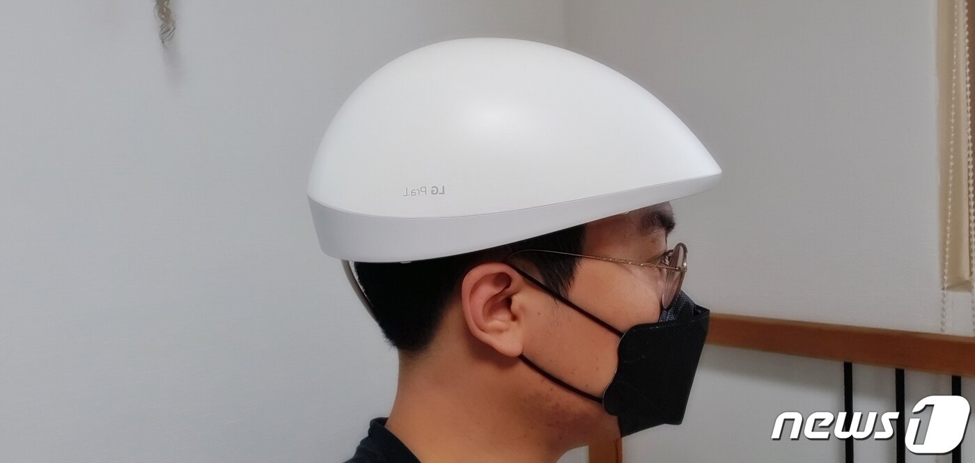 본문 이미지 - LG 프라엘 메디헤어를 방역수칙을 준수하며 사용하고 있다. ⓒ News1 정상훈 기자