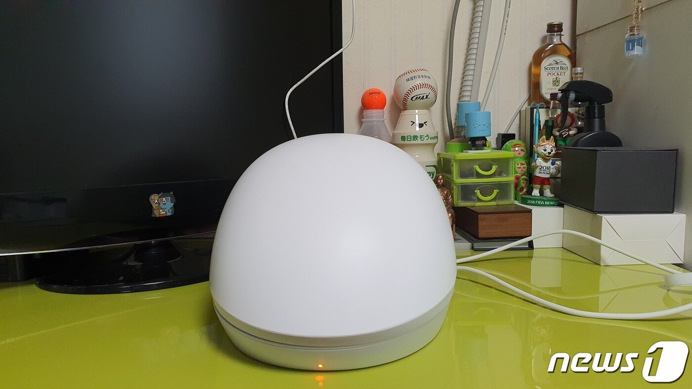 본문 이미지 - LG 프라엘 메디헤어를 충전하는 모습. 컨트롤러를 충전하는 공간은 내부에 있다. ⓒ News1 정상훈 기자