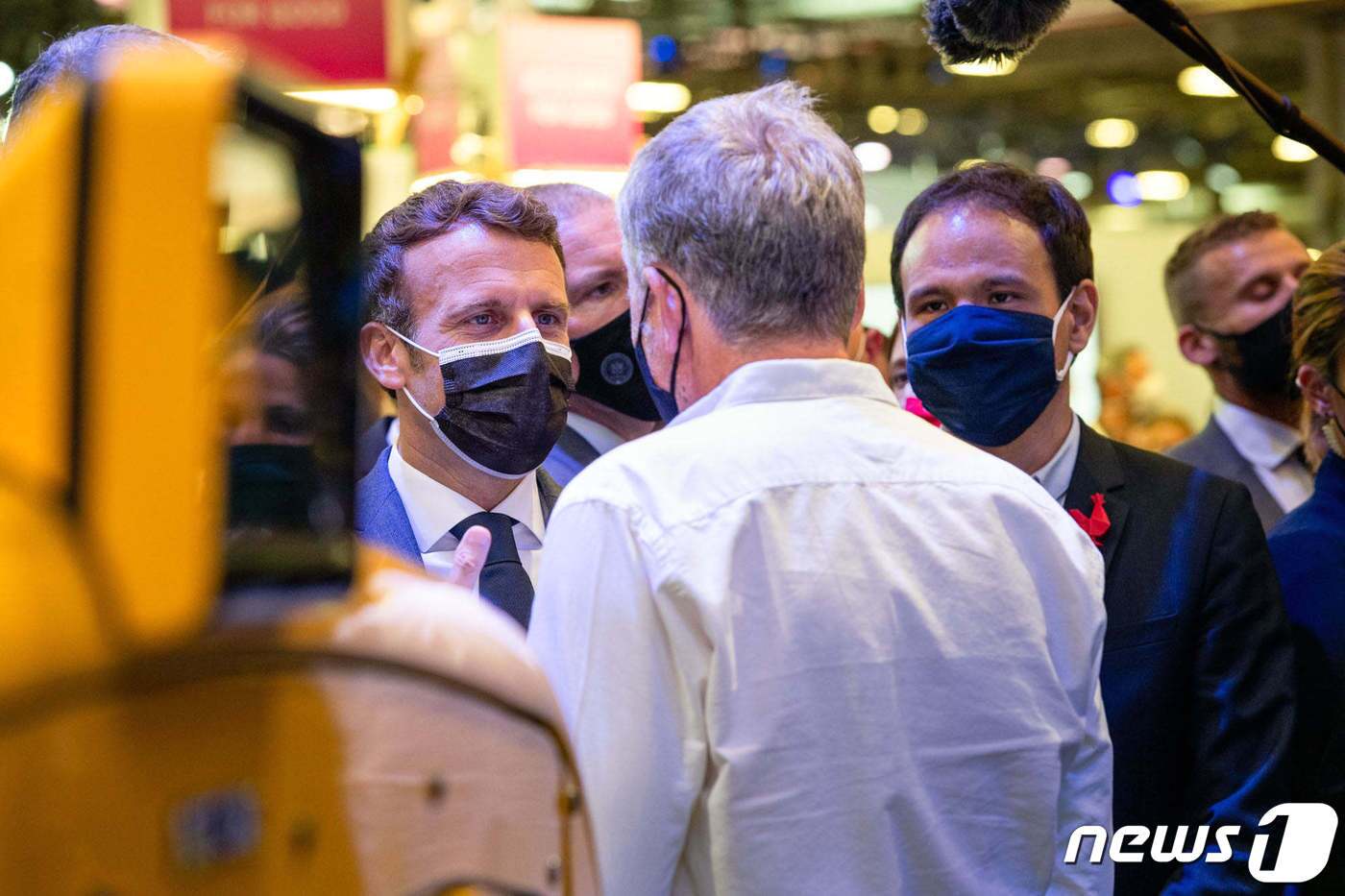 본문 이미지 - 에마뉘엘 마크롱 프랑스 대통령(왼쪽 마스크)과 세드리크 오 디지털경제장관(오른쪽 마스크) (세드리크 오 페이스북) ⓒ 뉴스1 