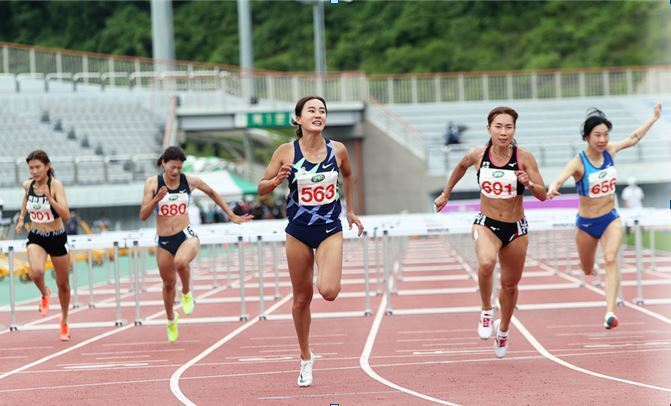 본문 이미지 - 여자부 100m 허들 우승 정혜림(가운데)(대한육상연맹 제공)ⓒ 뉴스1
