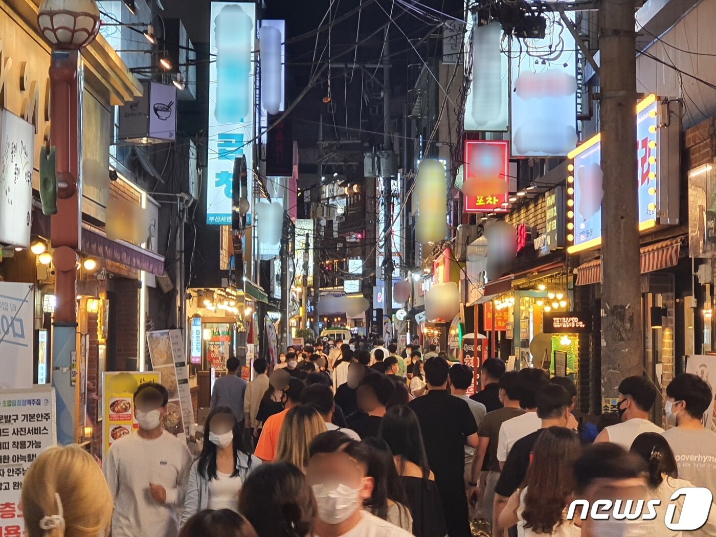 본문 이미지 - '영업시간 제한 해제' 및 '9인 이상 사적모임 금지'가 시행된 첫 주말인 26일 부산 부산진구 서면 번화가가 젊은 인파들로 북적이고 있다.뉴스1 자료사진 ⓒ News1 노경민 기자