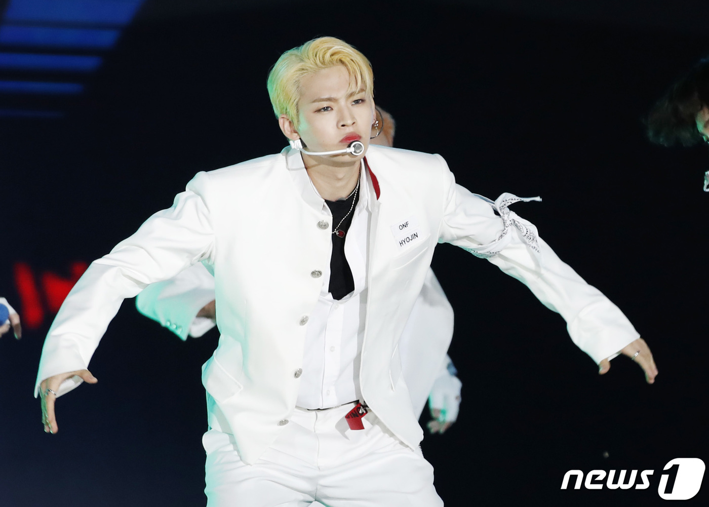 (서울=뉴스1) 권현진 기자 = 온앤오프 효진이 26일 오후 서울 월드컵경기장에서 열린 ‘제27회 드림콘서트’에 출연해 화려한 공연을 선보이고 있다. 2021.6.26./뉴스1