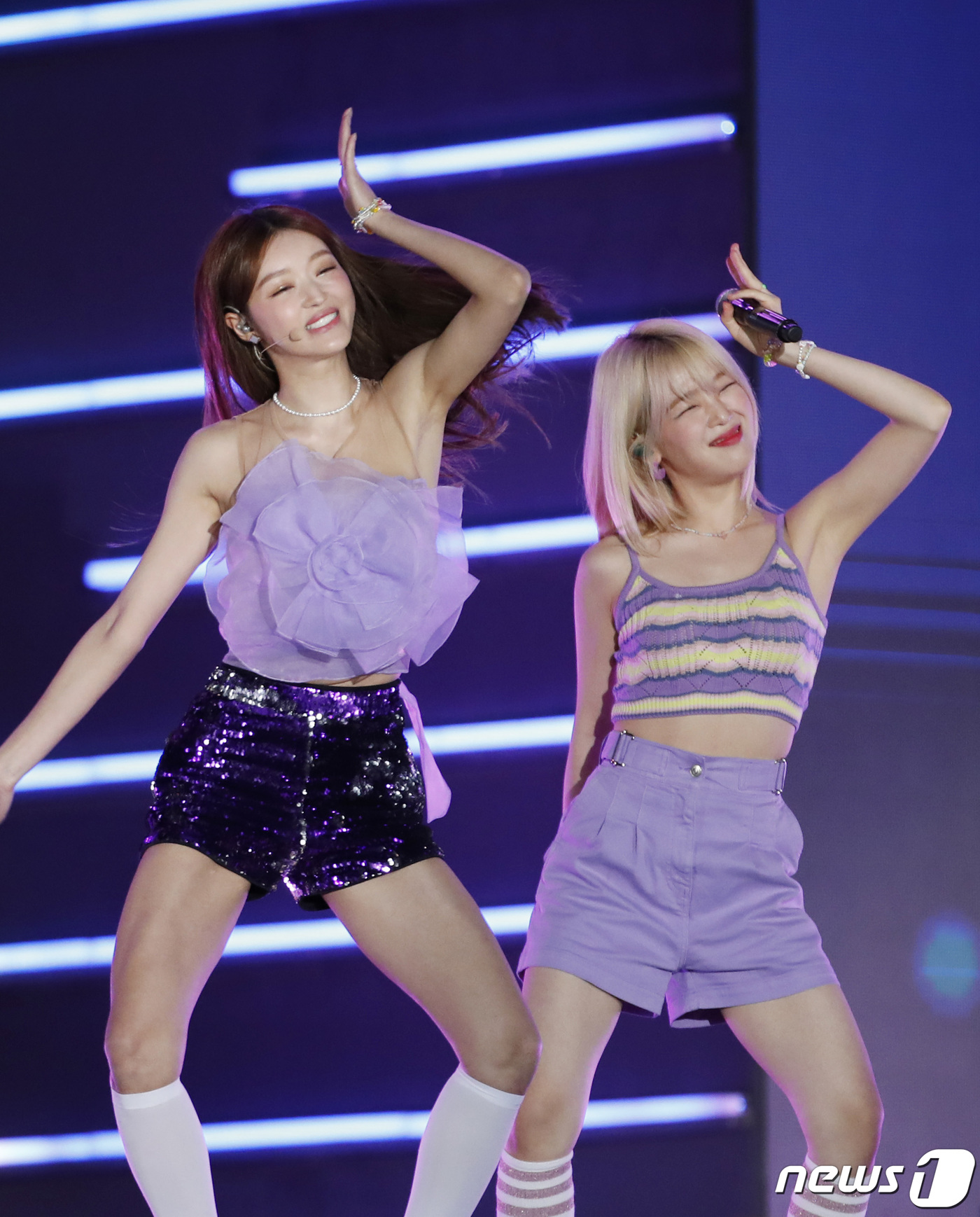 (서울=뉴스1) 권현진 기자 = 오마이걸 유아, 승희(오른쪽)가 26일 오후 서울 월드컵경기장에서 열린 ‘제27회 드림콘서트’에 출연해 화려한 공연을 선보이고 있다. 2021.6. …