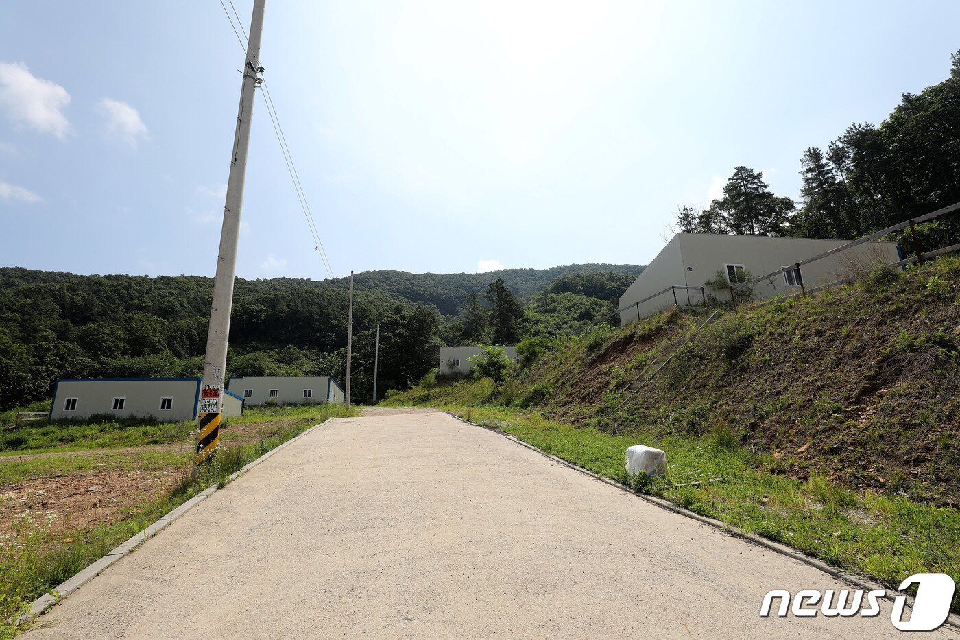 본문 이미지 - 경기도 광주 송정동 김기표 반부패비서관이 소유한 토지 인근에 도로가 놓인 모습. 2021.6.27/뉴스1 ⓒ News1 박세연 기자
