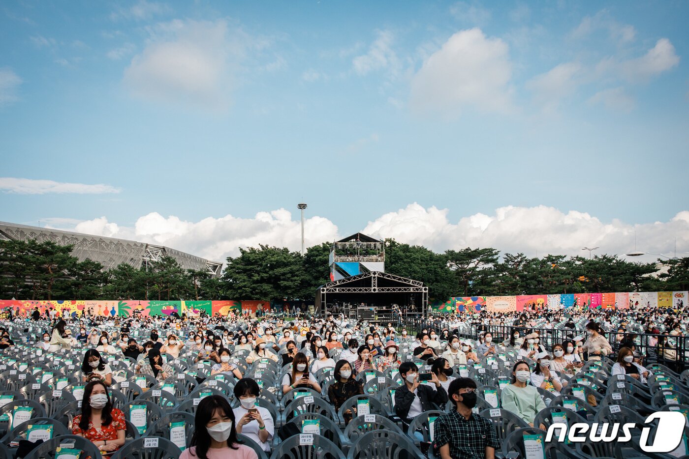 본문 이미지 - 26일 서울 송파구 올림픽공원에서 야외 음악 페스티벌 '뷰티풀 민트 라이프 2021'을 찾은 관객들이 공연을 즐기고 있다. 이번 공연에서 관객들은 자가진단키트를 통해 신종 코로나 바이러스 감염증(코로나19) 진단 검사를 받고 공연장에 입장하게 된다. 코로나19 발생 이후 국내에서 대규모 음악 페스티벌이 열리는 것은 1년 8개월 만이다. (민트페이퍼 제공)