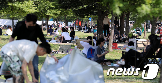 [Q&A] 내달 1일부터 수도권 6명 모임 가능…자정까지 노래방도 OK - Vimarsana News