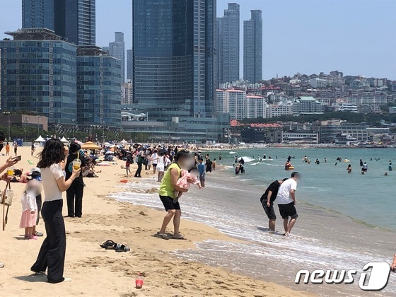[르포]"시원한 바다로 피서왔어요"…부산 주요 해수욕장 북적 - Vimarsana News