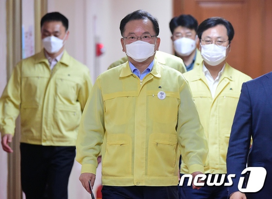 김총리 "수도권 2주간 6인 모임 허용…7월 중순까지 방역 고비" - Vimarsana News
