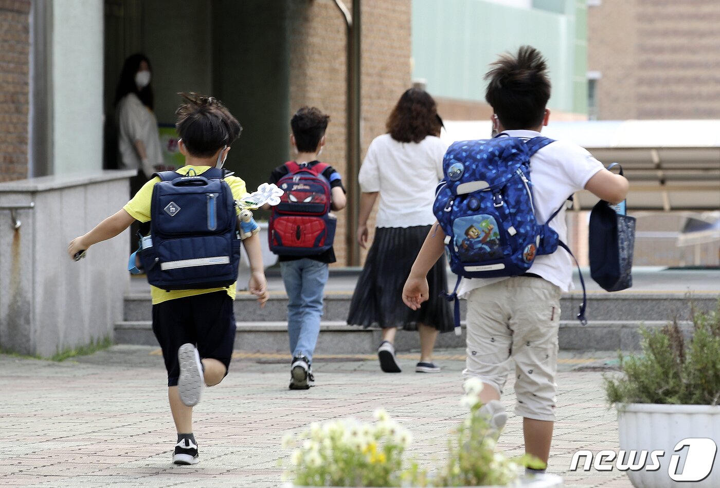 본문 이미지 - 울산지역 전체 학교의 전면 등교수업이 실시된 28일 오전 울산 남구 용연초등학교에서 학생들이 등교를 하고 있다.  윤일지 기자