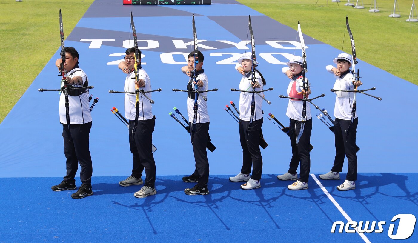 본문 이미지 - 대한민국 남여 양궁선수들이 28일 오후 충북 진천국가대표선수촌에서 열린 '2020 도쿄올림픽대회 미디어데이'에서 포즈를 취하고 있다. 왼쪽부터 오진혁, 김우진, 김제덕, 장민희, 강채영, 안산.  ⓒ News1 송원영 기자