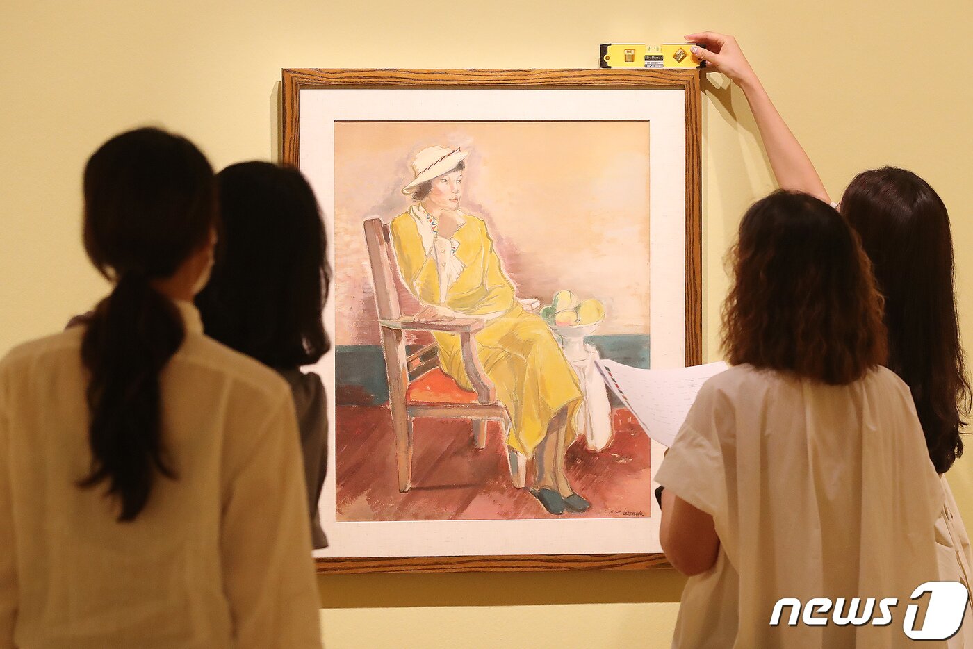 본문 이미지 - 지난해 6월 28일 대구미술관 관계자들이 '이건희 컬렉션 특별전, 웰컴 홈-향연(饗宴)' 개막을 하루 앞두고 막바지 점검이 한창이다. 작품은 이인성 '노란옷을 입은 여인'.2021.6.28/뉴스1 ⓒ News1 공정식 기자