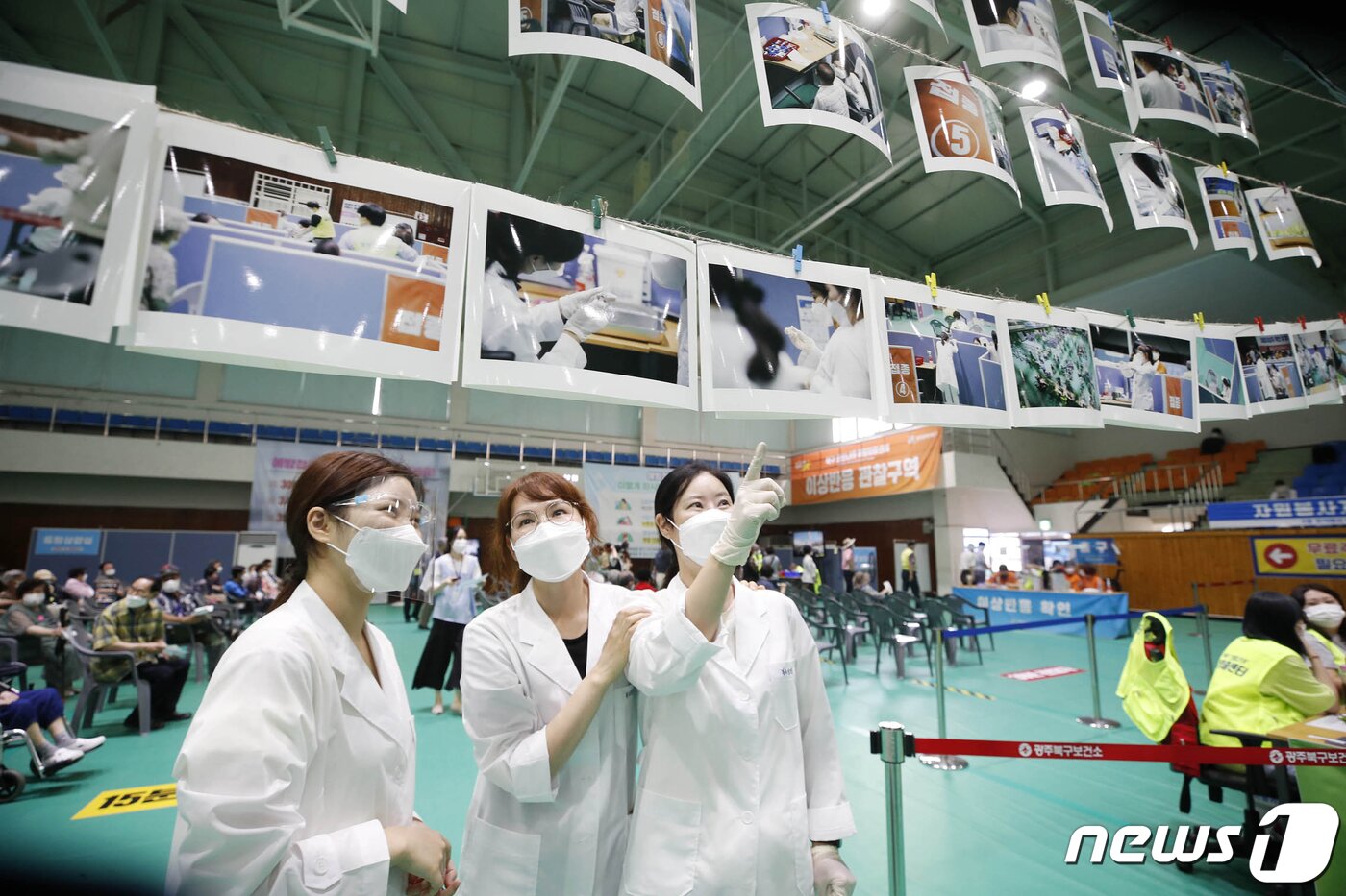 본문 이미지 - 국내 백신 접종 123일을 맞은 28일 광주 북구 신종 코로나바이러스 감염증(코로나19) 화이자 백신 예방접종센터에서 북구청 홍보팀이 보건소 의료진의 노고에 감사와 접종 대상자들의 지루함을 달래기 위해 그동안 촬영했던 사진 70장을 추천받아 전시하고 있다.(광주북구 제공) 허단비 기자