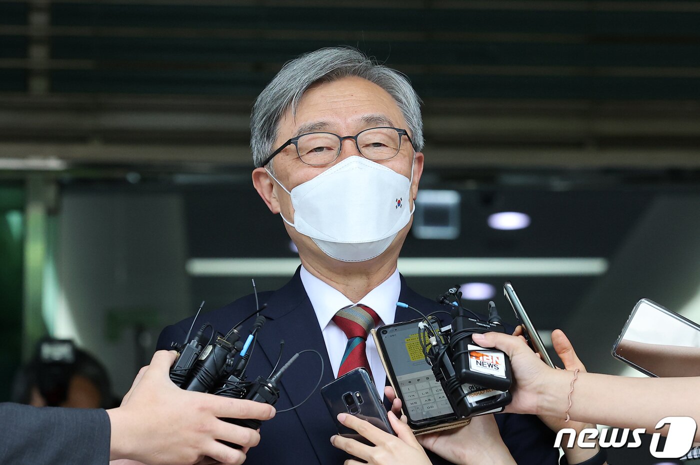 본문 이미지 - 최재형 감사원장이 28일 오전 서울 종로구 감사원에 출근하며 사퇴 입장을 밝히고 있다.  조태형 기자