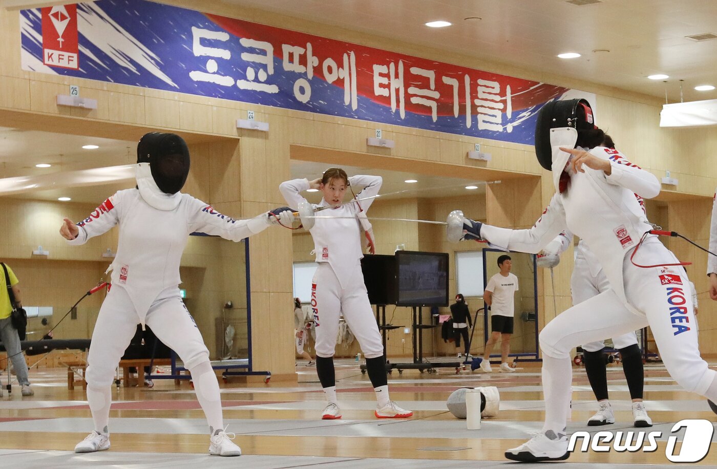 본문 이미지 - 여자 펜싱 선수들이 28일 오후 충북 진천국가대표선수촌에서 열린 '2020 도쿄올림픽대회 미디어데이'에서 훈련을 하고 있다.  송원영 기자