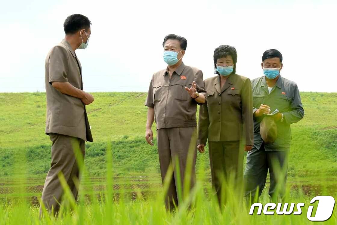 (평양 노동신문=뉴스1) = 북한 노동당 기관지 노동신문은 29일 최룡해 최고인민회의 상임위원회 위원장이 황해북도 곡산군 일대를 방문해 농사와 지방공업공장들의 실태를 점검했다고 보 …