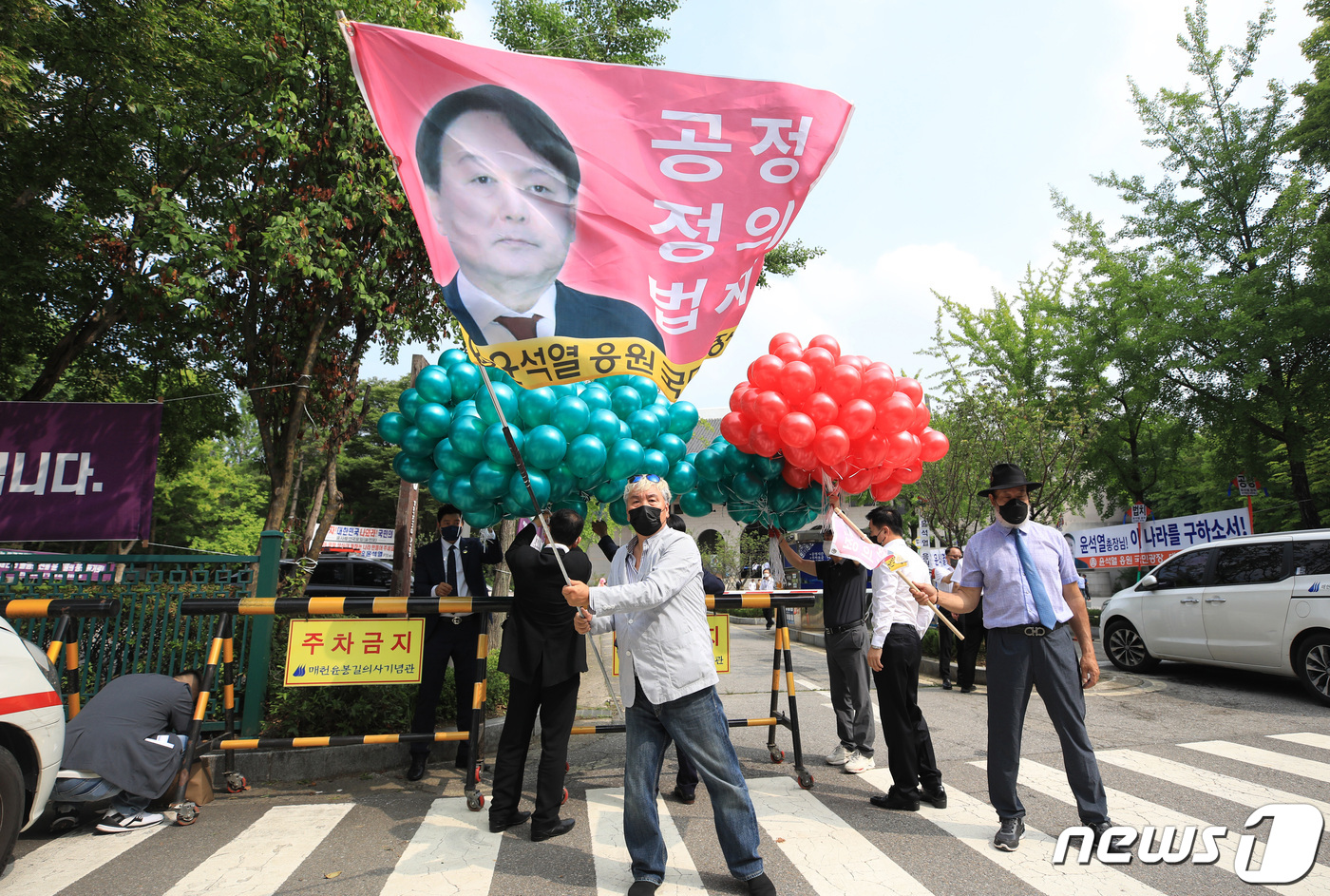 (서울=뉴스1) 구윤성 기자 = 윤석열 전 검찰총장이 대권 도전을 공식 선언하기로 한 29일 서울 서초구 매헌 윤봉길 의사 기념관 주변에 윤 전 총장의 지지자들이 응원깃발을 흔들고 …