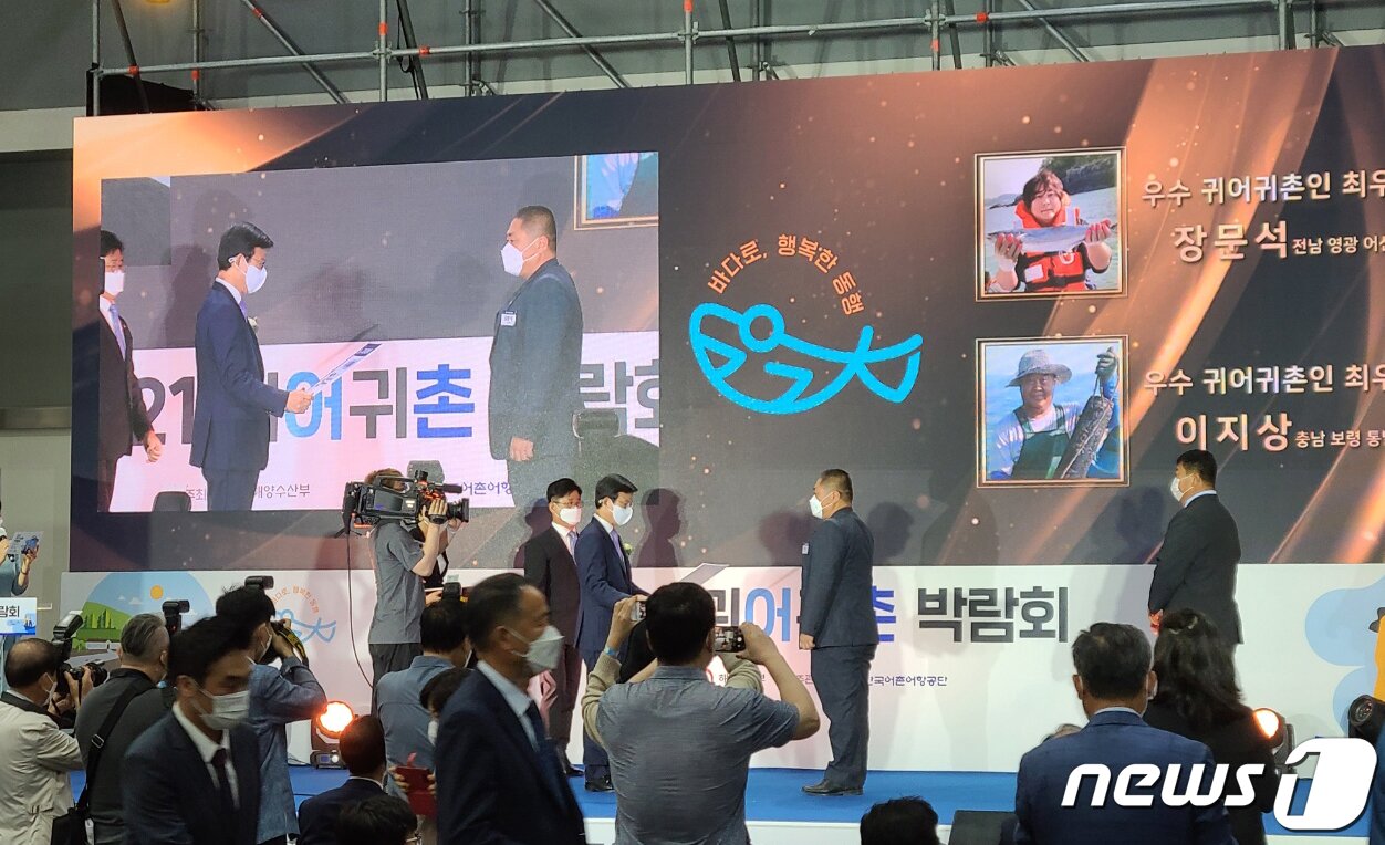 본문 이미지 - 장문석씨는 최근 해양수산부 주관 '2021년 우수 귀어·귀촌인'에 선정되는 영예를 안았다. ⓒ News1