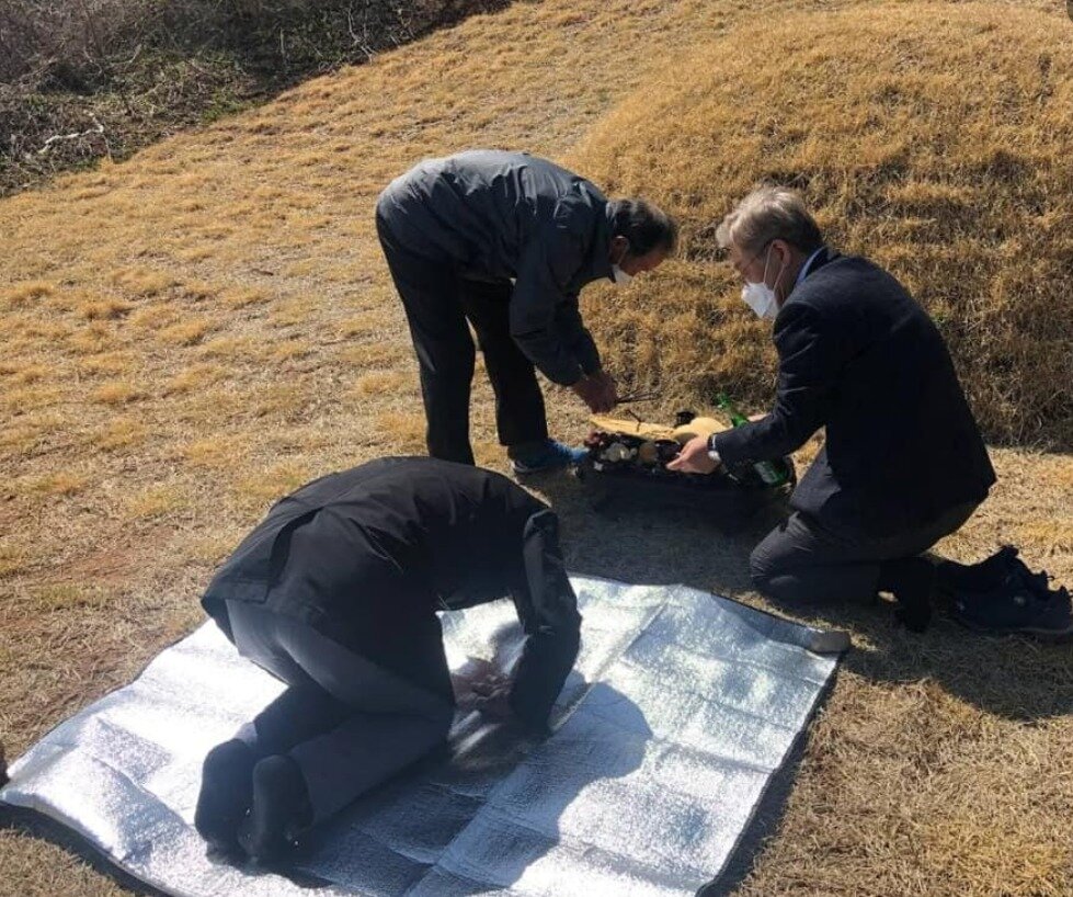 본문 이미지 - 이재명 경기지사는 대권도전을 선언한 직후 고향인 안동으로 내려가 부모님 산소를 찾을 예정이다. 사진은 지난 4월 5월 한식날 성묘하는 이재명 지사 모습. (페이스북 갈무리) ⓒ 뉴스1
