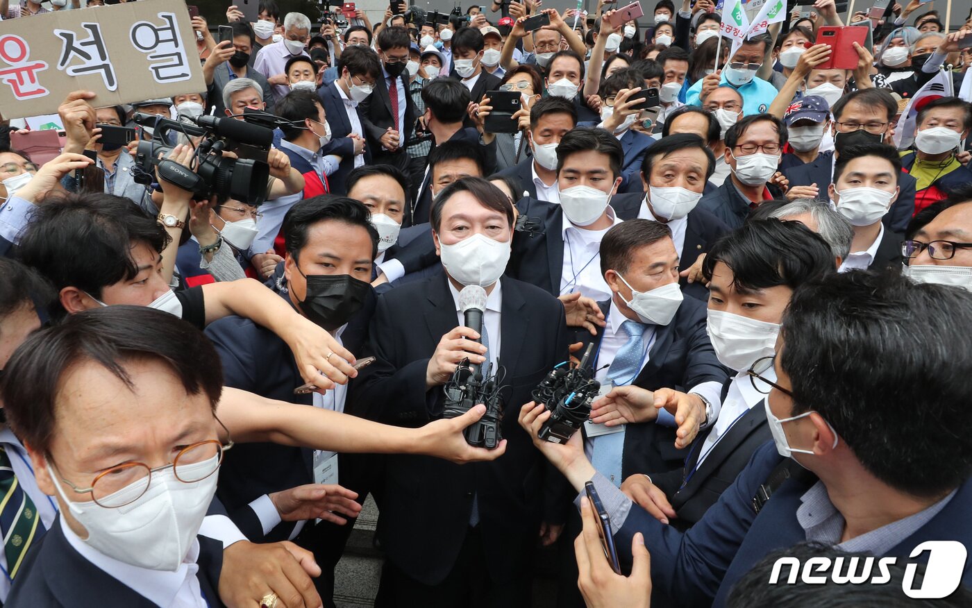 본문 이미지 - 윤석열 전 검찰총장이 29일 서울 서초구 매헌 윤봉길 의사 기념관에서 열린 대선 출마 기자회견을 마치고 지지자들의 응원을 받으며 회견장을 나서고 있다.  이성철 기자