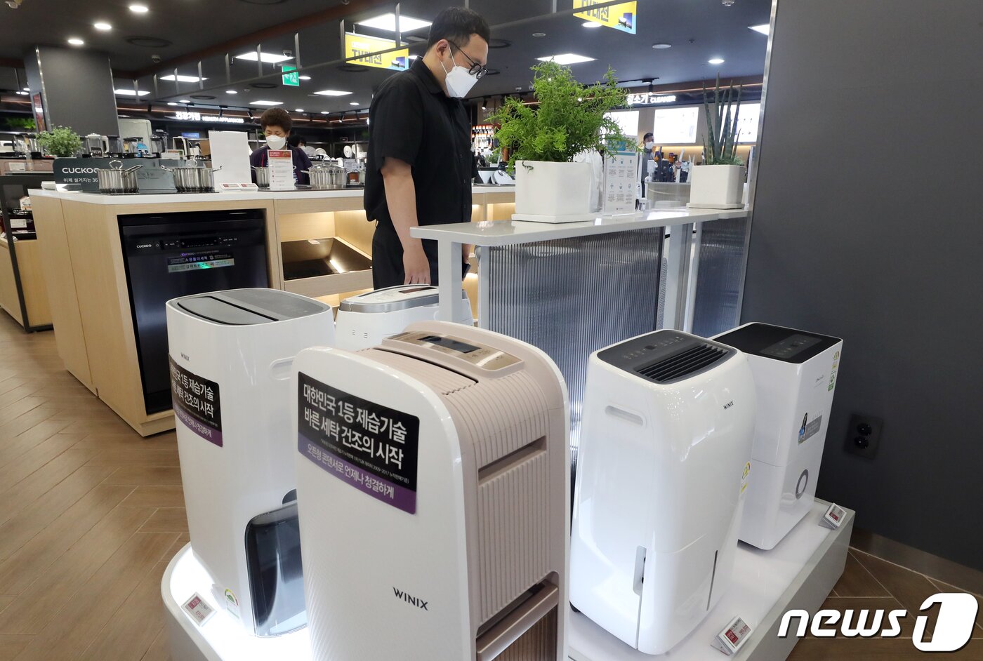 본문 이미지 - 본격적인 장마철을 앞두고 29일 서울 중구 하이마트 서울역점에 제습기가 진열돼 있다. 기상청은 "다음달 2일을 전후해 제주도를 시작으로 우리나라가 서서히 장마철로 접어든다＂고 밝혔다.  김명섭 기자