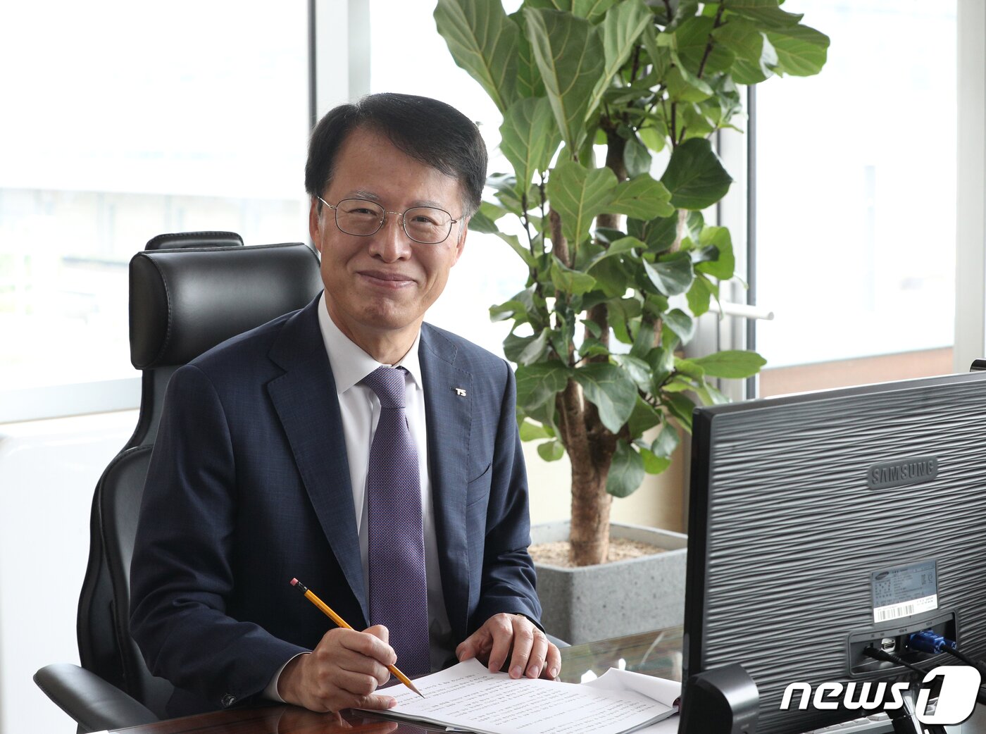 본문 이미지 - 권용복 한국교통안전공단 이사장이 29일 서울 마포구 한국교통안전공단 상암자동차검사소에서 뉴스1과 인터뷰를 하고 있다. 2021.6.29/뉴스1 ⓒ News1 신웅수 기자