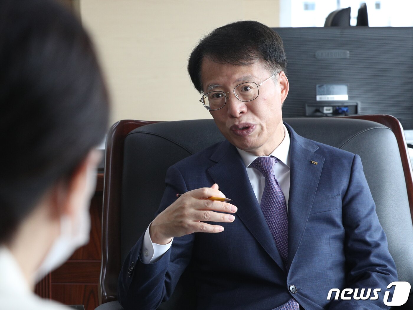 본문 이미지 - 권용복 한국교통안전공단 이사장이 29일 서울 마포구 한국교통안전공단 상암자동차검사소에서 뉴스1과 인터뷰를 하고 있다. 2021.6.29/뉴스1 ⓒ News1 신웅수 기자