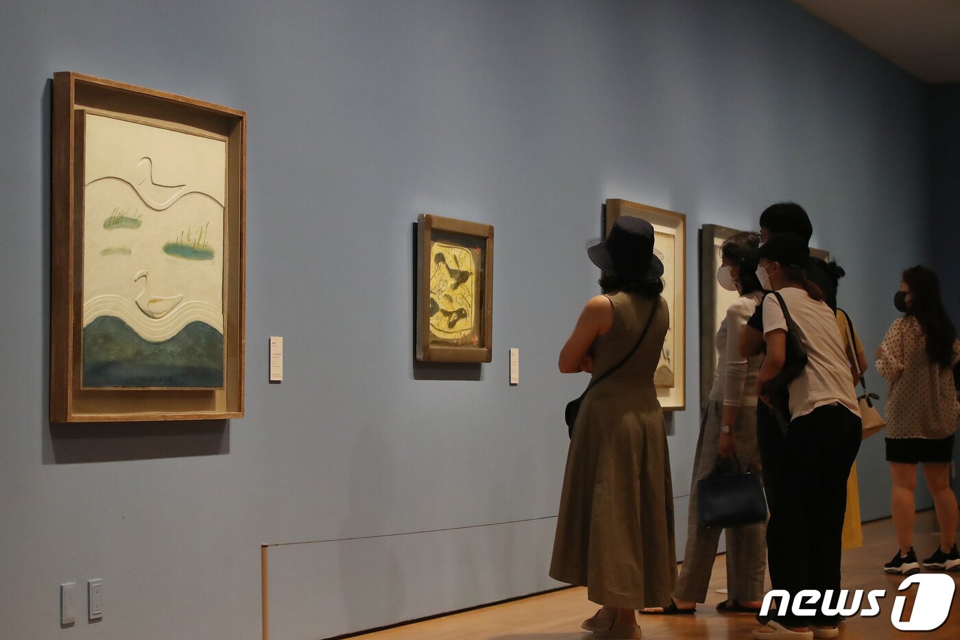 본문 이미지 - '이건희 컬렉션' 21점을 소개하는 특별전 '웰컴 홈: 향연(饗宴)'이 29일 오전 대구미술관에서 개막했다. 이날 오전 10시 첫 회 관람부터 시민들이 대구미술관을 찾아 이건희 컬렉션을 감상하고 있다.  ⓒ News1 공정식 기자