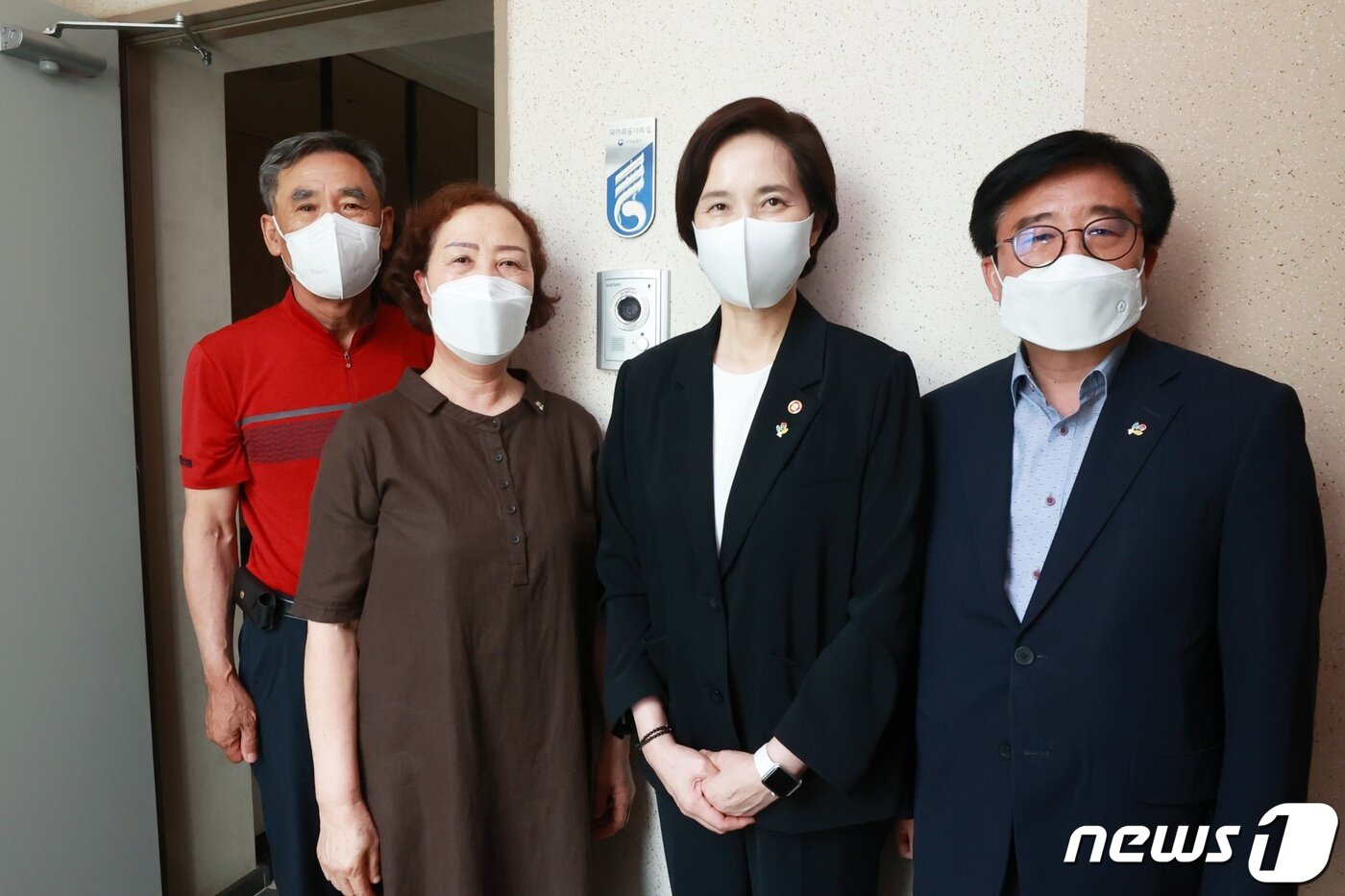 본문 이미지 - 유은혜 사회부총리 겸 교육부 장관이 세종시 종촌동 6·25 참전 전몰군경 유족 강기숙 어르신 댁을 방문, 국가유공자 명패를 달아드린 후 기념촬영을 하고 있다. (교육부 제공) 2021.6.29/뉴스1