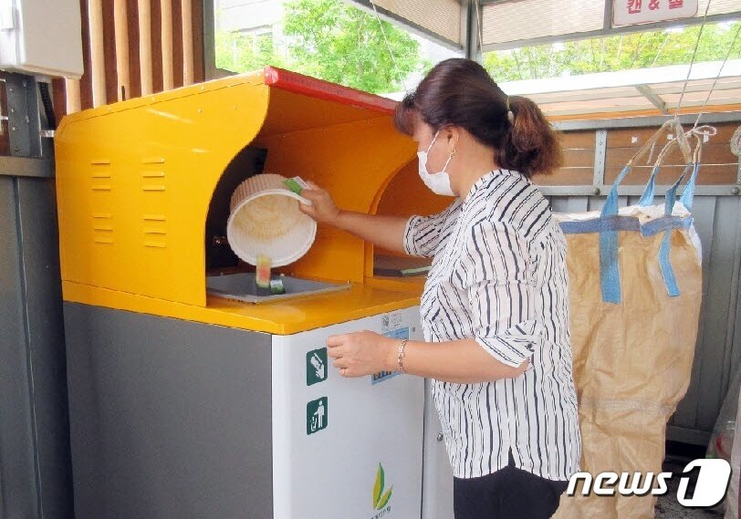 본문 이미지 - 충북혁신도시 천년나무4단지에 설치한 음식물 종량기.(진천군 제공)ⓒ 뉴스1