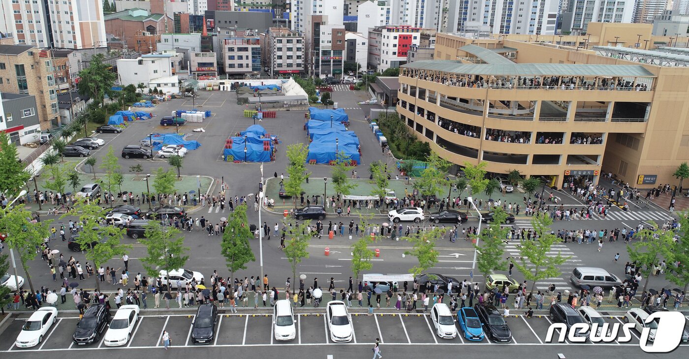 본문 이미지 - 29일 대구 달서구 이마트 월배점 관련 신종 코로나바이러스 감염증(코로나19) 확진자가 11명으로 늘어난 가운데 마트 주차장에 마련된 임시선별검사소에 1000명에 달하는 시민들이 코로나19 진단검사를 받기 위해 한꺼번에 몰려 인산인해를 이루고 있다. 공정식 기자