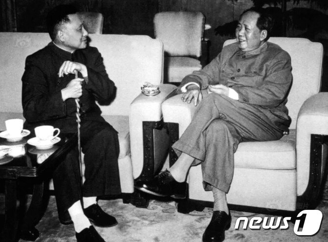 본문 이미지 - 1960년 전인대 당시 담소하고 있는 마오쩌둥과 덩샤오핑 - 중국 공산당 신문왕 갈무리