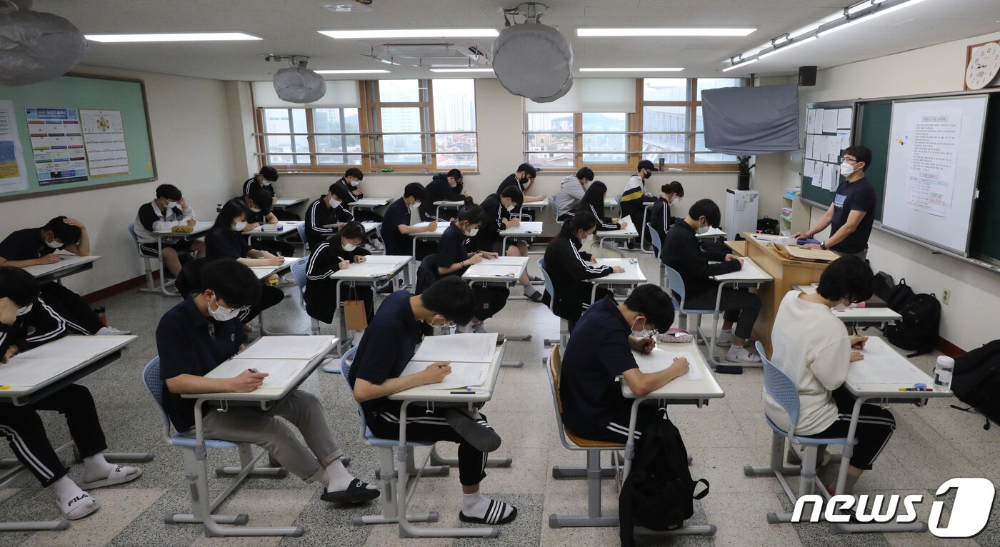 본문 이미지 - 3일 오전 경기도 화성시 동탄고등학교에서 3학년 학생들이 2021년 6월 전국연합학력평가 답안지를 작성하고 있다. 김영운 기자