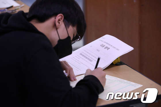 [단독] 백신 노린 '9월 모평' 허수지원 쏟아졌다…서울서 1만명 '폭증' - Vimarsana News