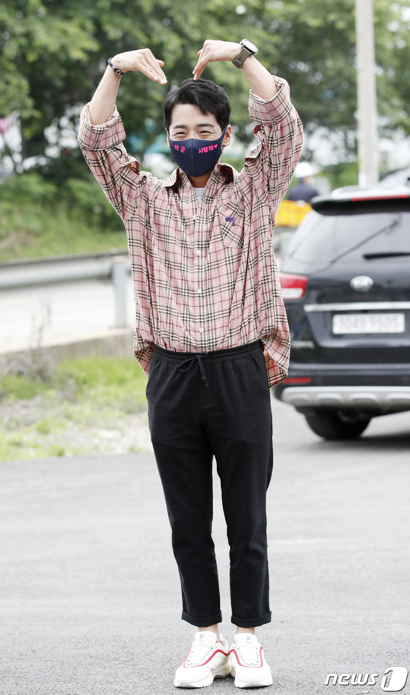 (고양=뉴스1) 권현진 기자 = 가수 박군이 2일 경기도 고양시 한 스튜디오에서 열린 SBS ‘당신의 일상을 밝히는가’ 녹화를 위해 들어서며 인사를 하고 있다. 2021.5.3/뉴 …