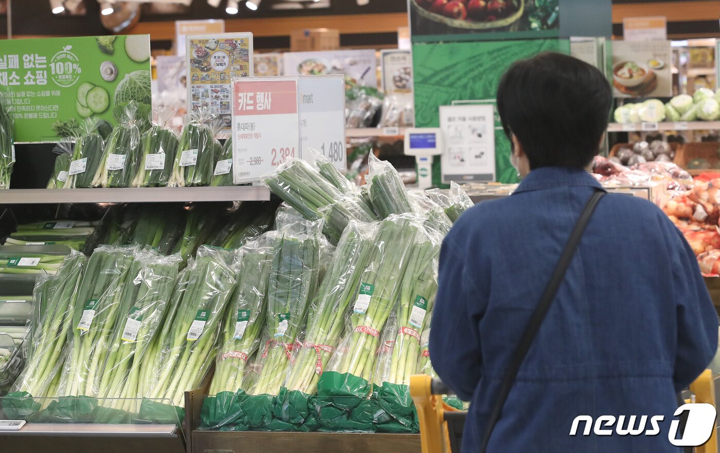 본문 이미지 - 통계청이 발표한 소비자물가동향에 따르면 5월 소비자물가지수는 107.46으로 전년 동월 대비 2.6% 상승했다. 앞서 2012년 4월에 2.6% 오른 이후 9년 1개월만의 최대 상승률이다. 작황 부진과 조류인플루엔자(AI) 여파로 농축수산물이 전년 동월 대비 12.1% 올랐고, 국제유가 반등에 따라 석유류도 23.3%나 상승하면서 전체 소비자물가 상승을 견인했다. 사진은 3일 서울 영등포구의 한 대형마트에서 한 시민이 물건을 살펴보고 있다.  임세영 기자
