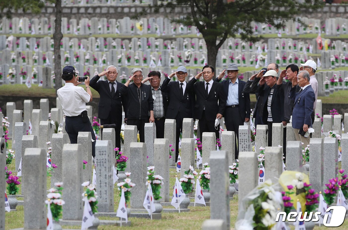 본문 이미지 - 제66회 현충일을 사흘 앞둔 3일 서울 동작동 국립서울현충원을 찾은 갑종장교 202기 동기생들이 월남에서 전사한 동기생의 묘를 찾아 거수경례를 하고 있다. 2021.6.3/뉴스1 ⓒ News1 박정호 기자